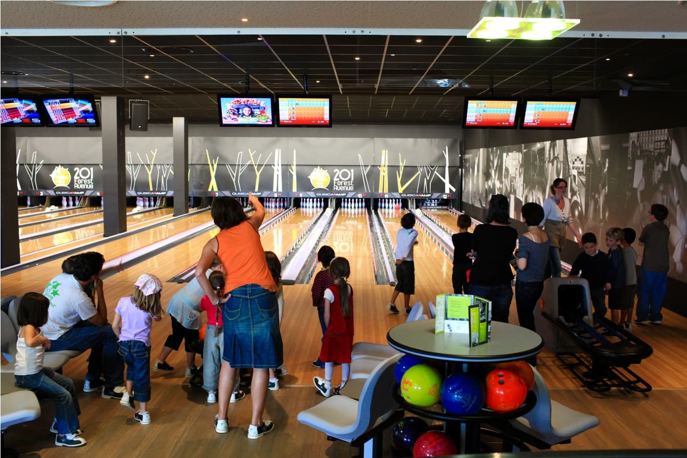 Bowling moderne avec pistes éclairées, bar lounge et ambiance conviviale
