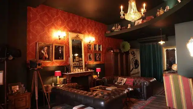 Salle d'escape game mystérieuse avec énigmes et ambiance d'aventure
